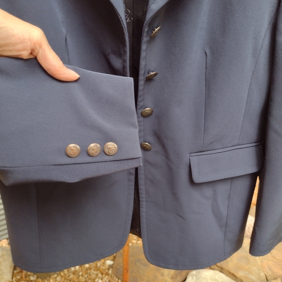Isabell Werth gabardine 4 button dressage or hunt coat, tailored, shoulder pads - Picture 12 of 13